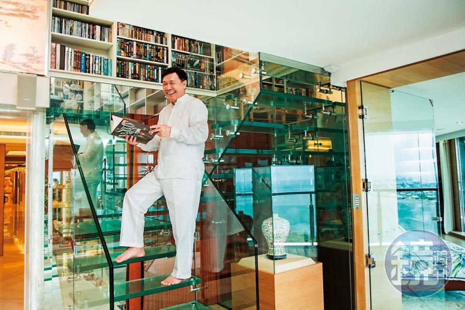 謝貞德非常崇拜蘋果創辦人賈伯斯，他仿效Apple Store的設計，花了400萬元在家中打造2座玻璃樓梯。