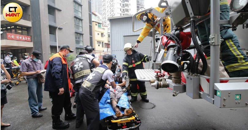 大樓發生火警，警消陸續救下受困的傷者。（圖／宋岱融攝）