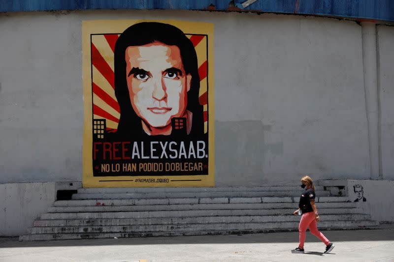 Imagen de archivo de una mujer caminando frente a un mural que pide la liberación del empresario colombiano y enviado Alex Saab, quien está detenido en Cabo Verde bajo cargos de lavado de dinero para el gobierno del presidente venezolano, Nicolás Maduro, en Caracas