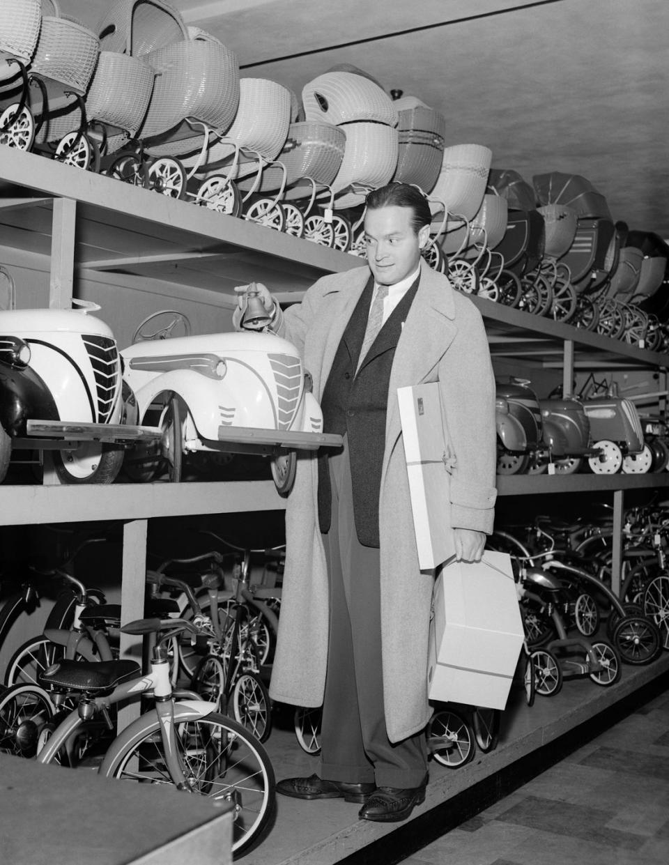 1940: Bob Hope holiday shopping
