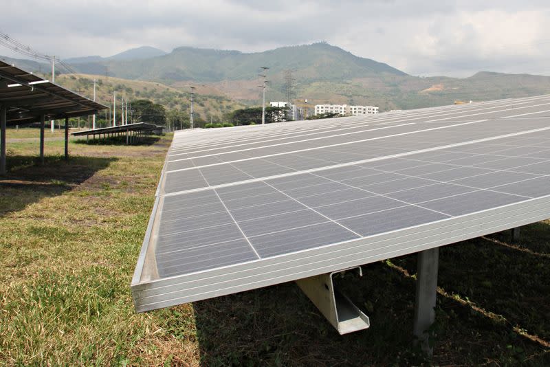 Foto de archivo. Imagen de un conjunto solar fotovoltaico en un campo de energía solar de la empresa Celsia, en Yumbo