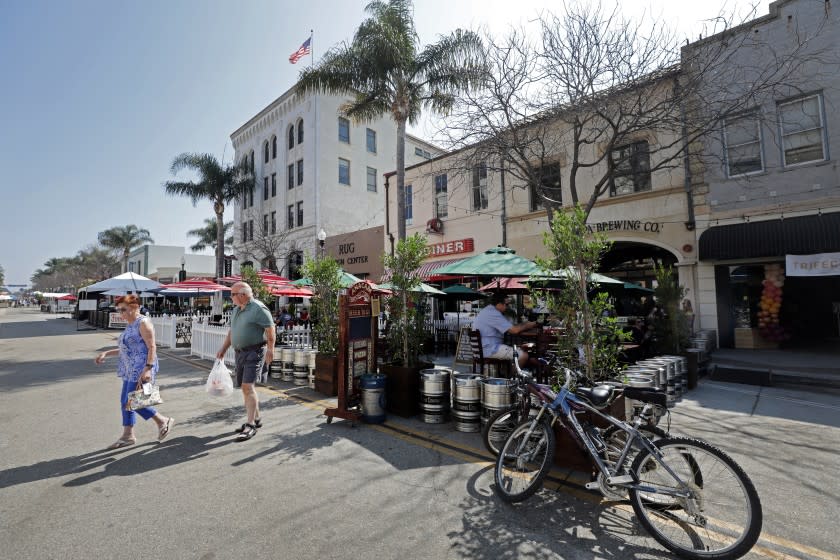 VENTURA, CA - OCTOBER 07: Lunctime crowd in downtown Ventura on Wednesday, Oct. 7, 2020. Data released by the California Department of Public Health on Tuesday confirmed that Ventura County has moved into the less restrictive red tier. (Myung J. Chun / Los Angeles Times)