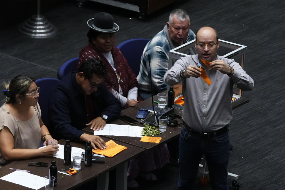 El legislador opositor Erwin Bazán rompe una boleta durante la votación para aprobar o rechazar un crédito para el Estado durante una sesión en la Asamblea Legislativa Plurinacional en La Paz, Bolivia, el viernes 1 de marzo de 2024. (AP Foto/Juan Karita)