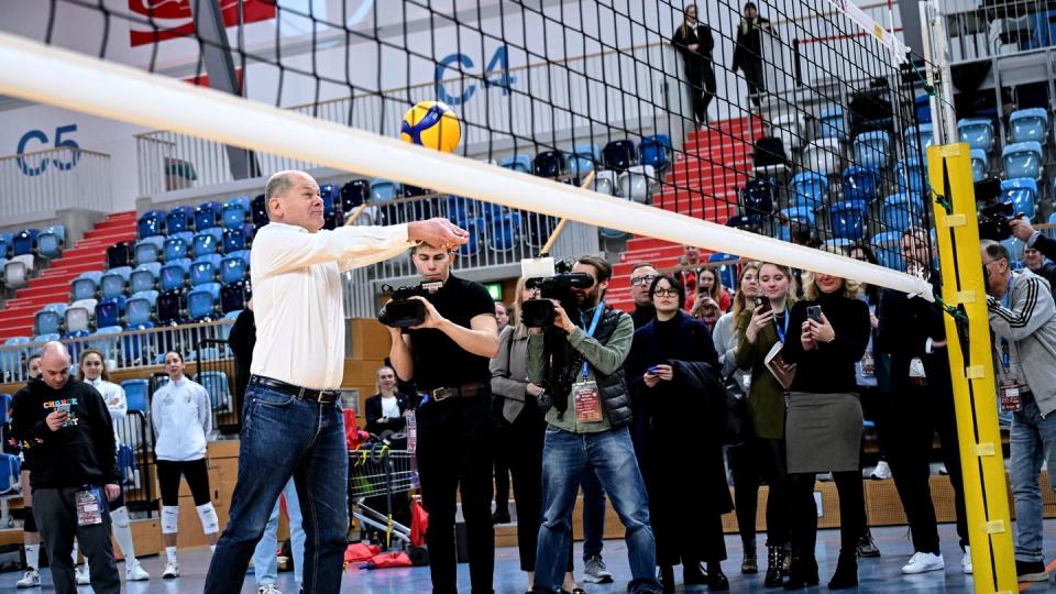 Bundeskanzler Olaf Scholz (SPD) spielt Volleyball bei einem Besuch des Trainings der Volleyballerinnen des SC Potsdam. (Bild: dpa)