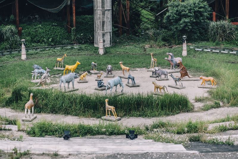 由藝術家邱承宏帶來的地景藝術作品〈水泥動物園〉創造新園區景觀與舊公園遺跡的對峙思考，隱喻著移徙的另種可能。（圖/謝岱汝攝影，孵一間工作室提供）