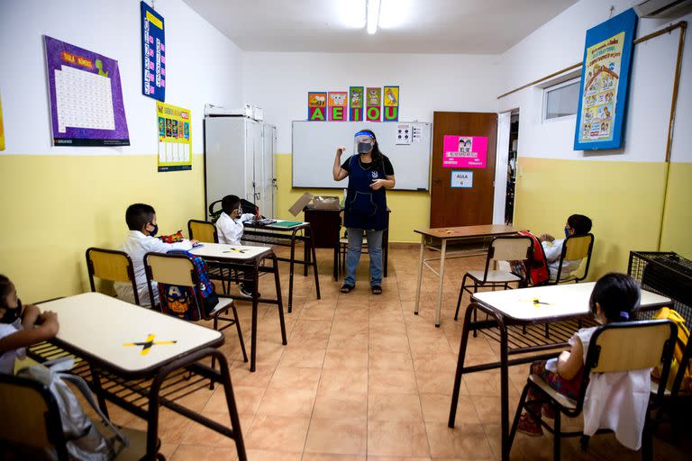 El nuevo protocolo también tiene en cuenta la distancia entre los docentes y los alumnos como indicador a la hora de aislar o no a la burbuja