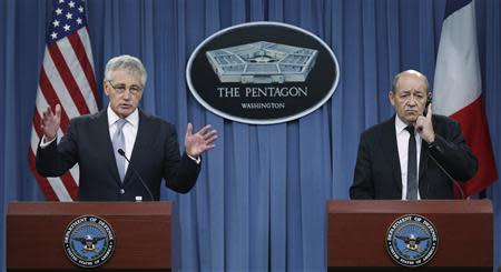 U.S. Secretary of Defense Chuck Hagel (L) and French Minister of Defense Jean-Yves Le Drian conduct a joint news conference after their meeting at the Pentagon in Washington, January 24, 2014. REUTERS/Yuri Gripas