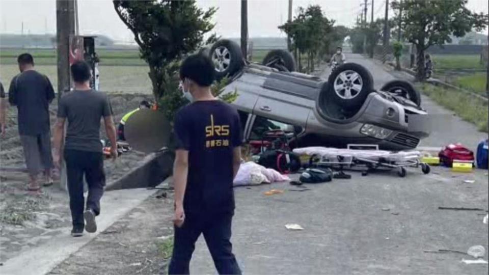 車輛翻覆，醫護搶救。圖／台視新聞