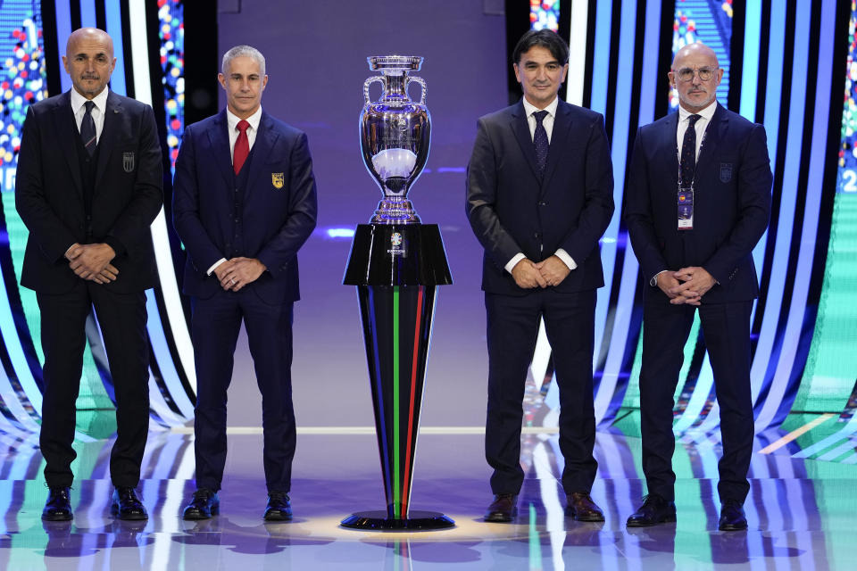 Desde la izquierda: Los técnicos de Italia Luciano Spalletti; de Albania Sylvinho; de Croacia Zlatko Dalic; y de España Luis de la Fuente posan con el trofeo del Campeonato Europeo 2024 tras el sorteo, el sábado 2 de diciembre de 2023, en Hamburgo. (AP Foto/Martin Meissner)