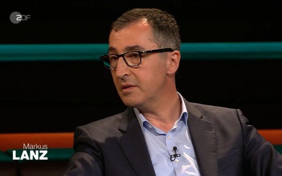 Cem Özdemir (Grüne) verspricht bei "Markus Lanz" Besserung: "Wir haben in der Vergangenheit bei anderen über die Stränge geschlagen, die moralische Latte unglaublich hoch gehängt". (Bild: ZDF / Screenshot)