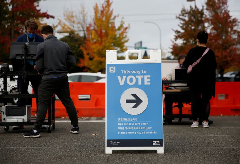 Un centro de votación para las elecciones del condado de King en Renton, Washington, EEUU 26 de octubre de 2020