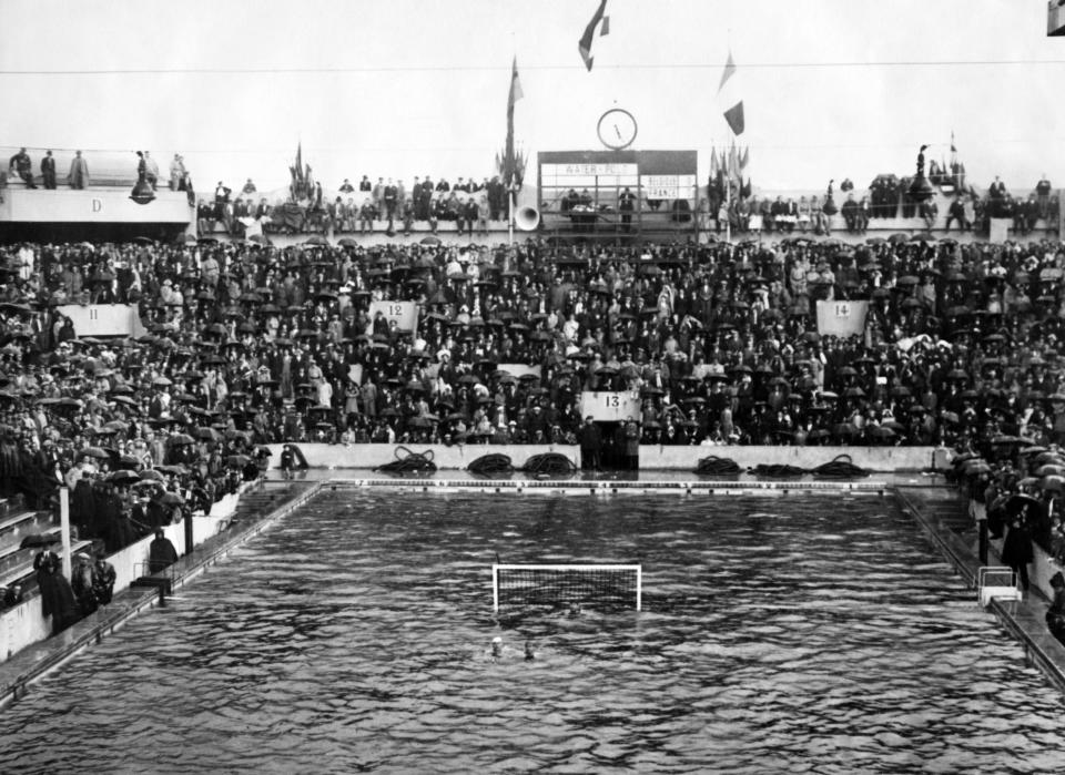 Lors du match de water-polo masculin France-Belgique disputé à la piscine des Tourelles, pendant les JO à Paris, le 17 juillet 1924.