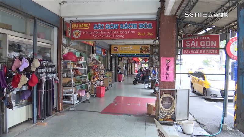 移工在台灣沒戶頭，於是小吃店、雜貨店就成為他們的金融中心。