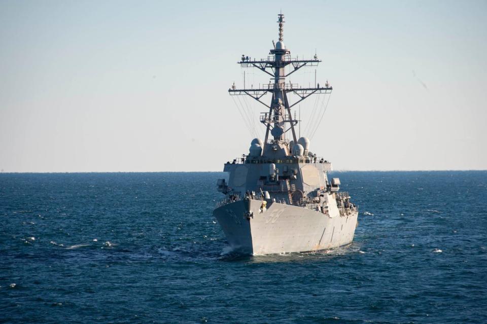 圖為正在紅海南方水域巡邏的美海軍拉布恩號驅逐艦。 (圖:@CENTCOM)