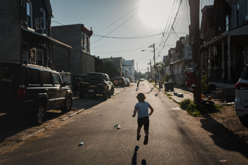 Jayliani Cruz, de 4 años, corre por la calle Bailey en Camden, Nueva Jersey, el 9 de junio de 2020. (Hannah Yoon/The New York Times)