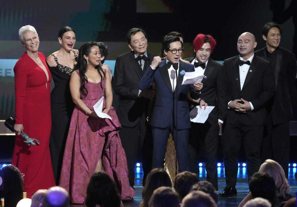 Ke Huy Quan, centro, y miembros del reparto de "Everything Everywhere All at Once reciben el premio a mejor elenco en la 29a entrega anual de los Premios del Sindicato de Actores de la Pantalla el 26 de febrero de 2023, en el hotel Fairmont Century Plaza en Los Angeles. (Foto AP/Chris Pizzello)