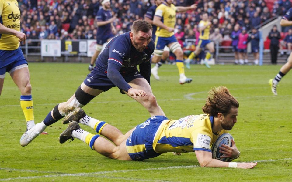 Tom de Glanville scores a try