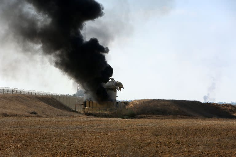 El humo se eleva desde una torre de observación israelí en la valla fronteriza.