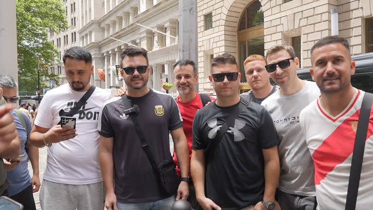 Un grupo de nueve amigos llegaron desde Chaco para presenciar dos partidos de Argentina en la Copa América 2024