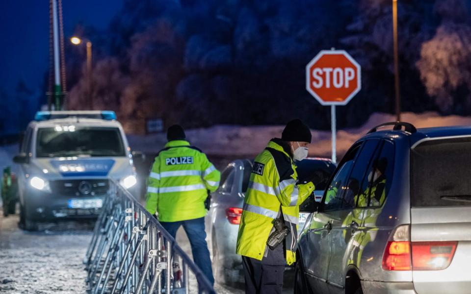 Officers of the Federal Police monitor cars at the German-Czech border near Marienberg district Reitzenhain, eastern Germany - AFP