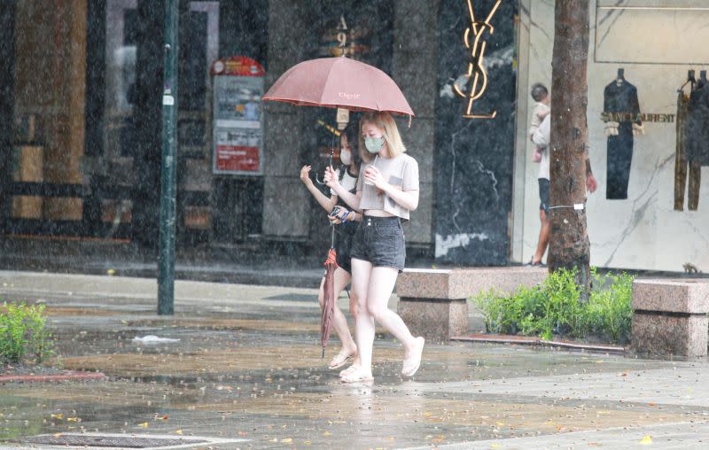 ▲今天午後南部地區及中部山區有局部短暫陣雨，晚起至明天（24日）受東北風影響，北部、東半部地區、恆春半島有局部短暫陣雨。（圖／記者葉政勳攝）