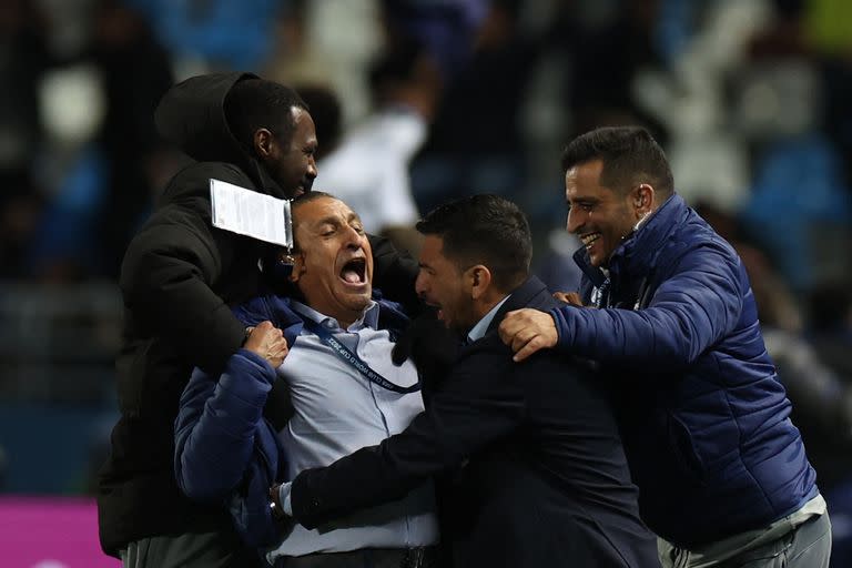 Ramón Díaz festeja eufórico el tercer gol del Al Hilal abrazado por su hijo Emiliano