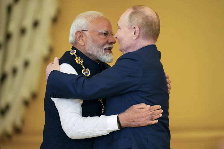 El presidente ruso, Vladimir Putin, a la derecha, abraza al primer ministro indio, Narendra Modi