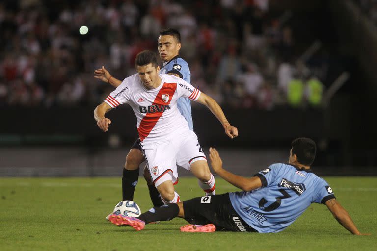 Guido Rodríguez, en acción ante Belgrano