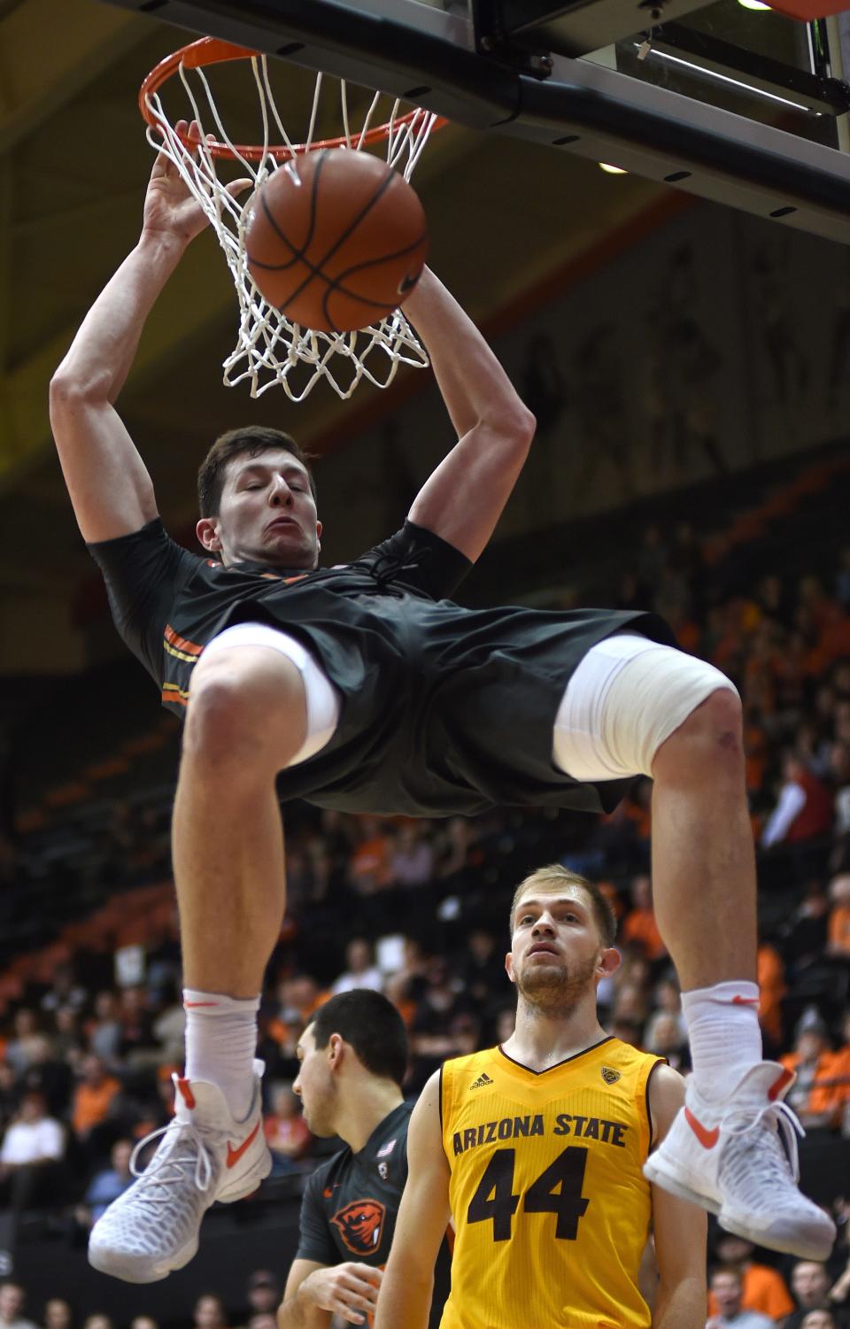 Oregon State Beavers forward Drew Eubanks (12) dunks the ball against the Arizona State Sun Devils during the second half of the game at Gill Coliseum. Arizona State won 81-68, Feb. 4, 2017.