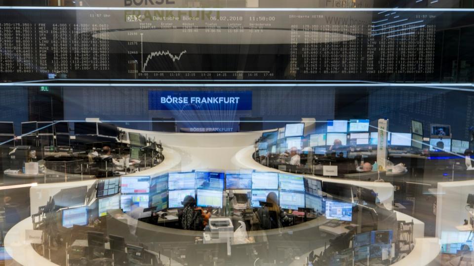 Händler verfolgen auf ihren Monitoren im Handelssaal die Kursentwicklung der Frankfurter Börse. Foto: Boris Roessler