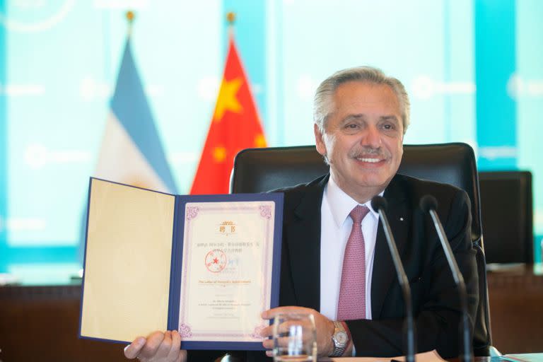 El presidente Alberto Fernández al ser distinguido con el Honoris causa.