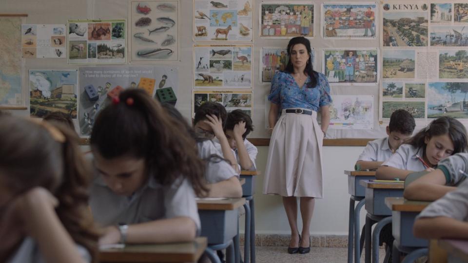 黎巴嫩頭號票房巨星《我想有個家》導演娜迪拉巴琪飾演老師。（圖／台北双喜提供）