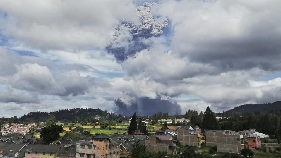 Der Vulkan Sinabung spuckt bei seinem Ausbruch Asche und Rauch in die Luft. Sinabung gehört zu den mehr als 120 aktiven Vulkanen in Indonesien.