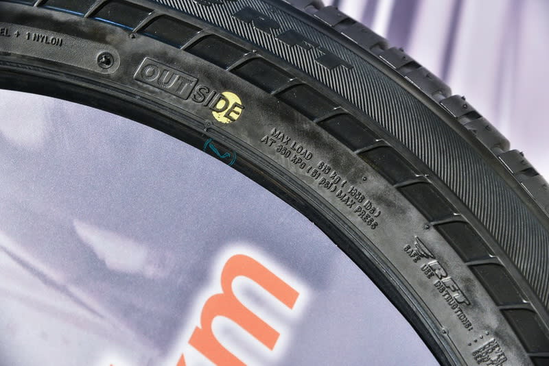 不對襯花紋安裝時必須注意正確面，右下角RFT正是失壓續跑胎(Run-Flat Tire)縮寫