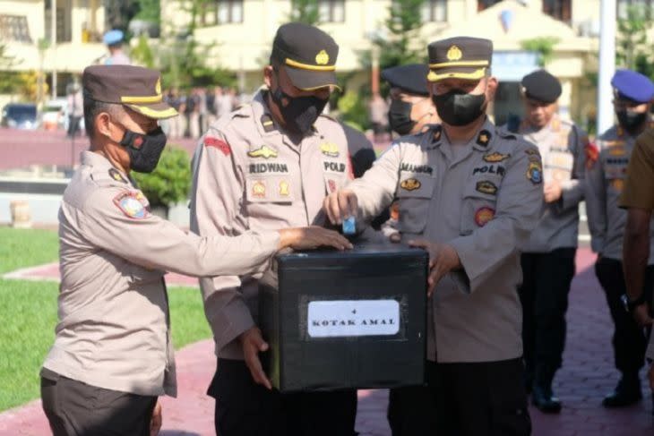 Personel Polda Sultra galang dana bantu korban gempa Cianjur, Kendari, Kamis (24/22/2022) (Antara/HO-Humas Polda Sultra)