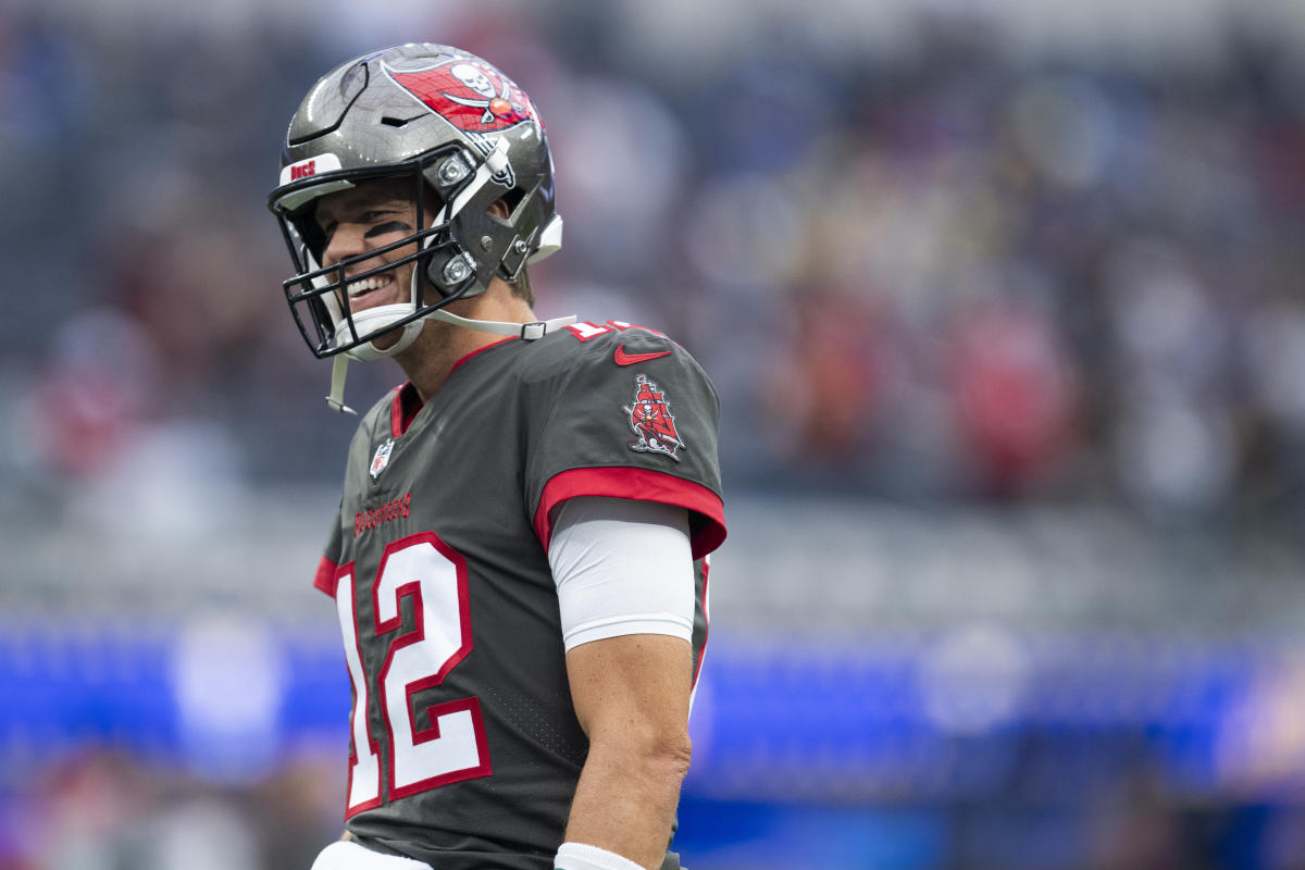 Tom Brady goes way back for pregame look