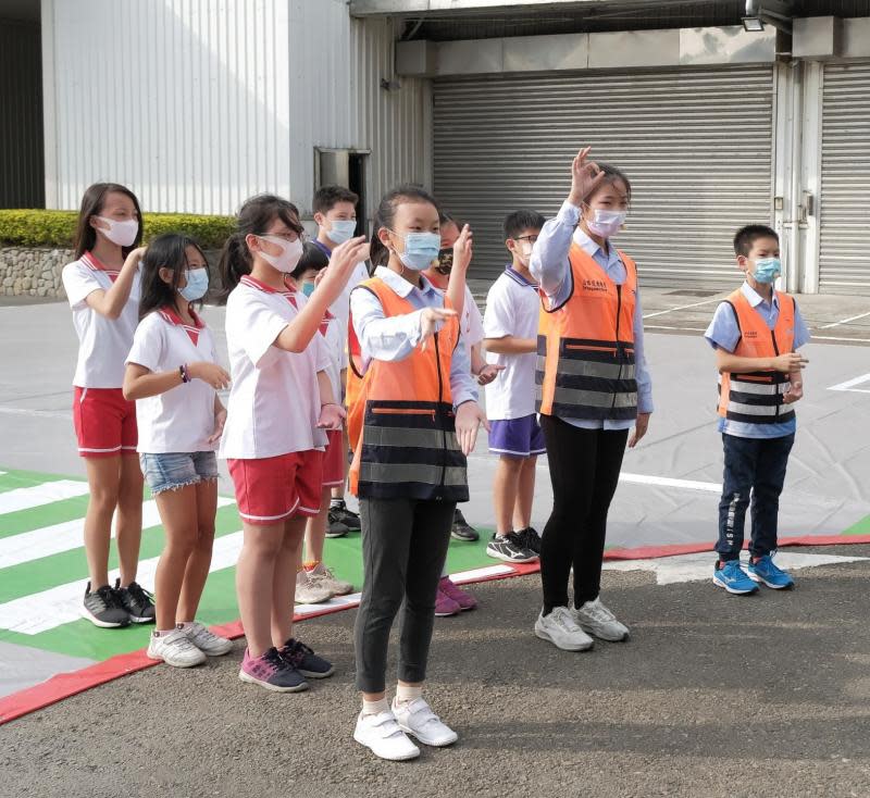 注意視野死角路口安全　學生變身小小交通大使