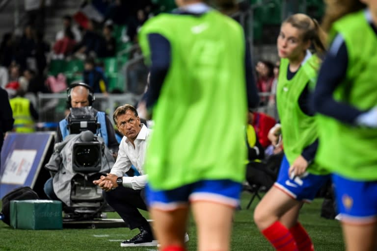 Hervé Renard (accroupi) lors de la défaite des Bleues face à l'Angleterre 2-1 en éliminatoires de l'Euro-2025 le 4 juin 2024 à Saint-Etienne. "On s'est puni nous-même et la sanction a été immédiate", a jugé le coach des Bleues, déplorant une "première mi-temps indigne" (JEFF PACHOUD)