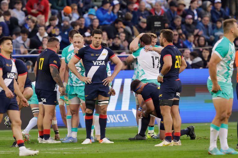 El semblante del regresado Guido Petti Pagadizábal y el lenguaje corporal de Facundo Isa dicen todo, entre los festejo de Springboks: los Pumas jugaron mal en Vélez y perdieron en la despedida del país rumbo al Mundial de Francia.