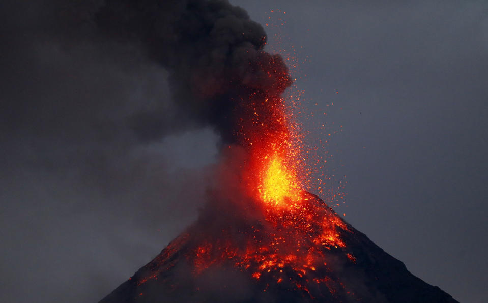 <p>El volcán Mayon lanza lava candente en una nueva erupción vista desde Legazpi, unos 340 kilómetros al sureste de Manila, Filipinas, 23 de enero de 2018. (AP Foto/Bullit Marquez) </p>