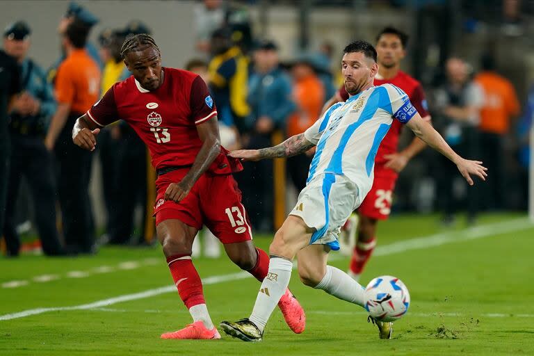 Lionel Messi lucha por la pelota con Derek Cornelius durante el partido de Copa América 2024 que disputan las selecciones de Argentina y Canadá, en el MetLife Stadium, Nueva Jersey, el 9 de julio de 2024.