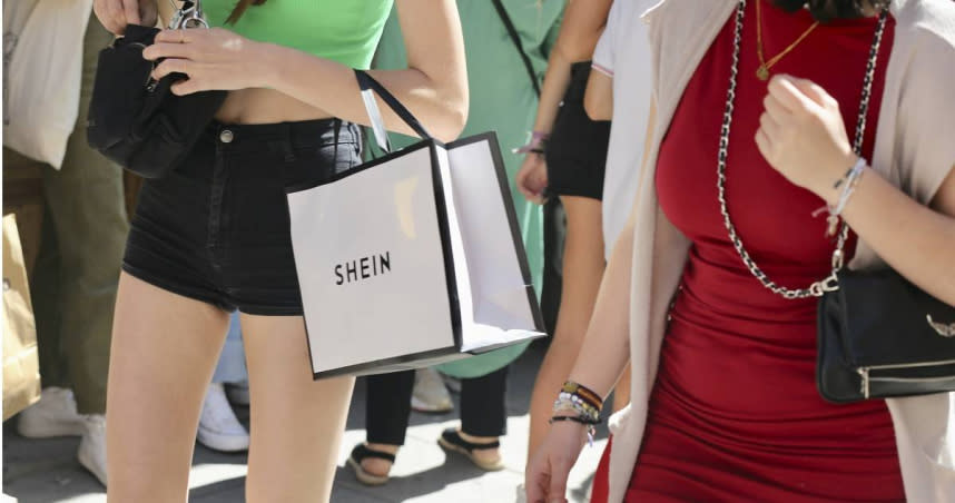 中國大陸快時尚品牌「SHEIN」遭法國議員點名破壞環境與該國紡織業。（圖／達志／美聯社）