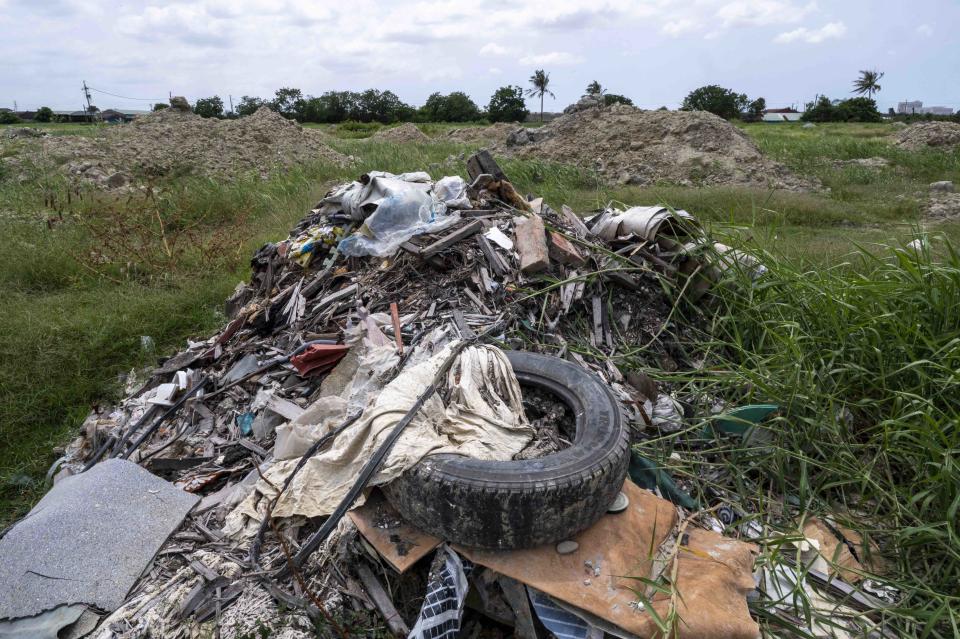 台糖公司位於大洲段、六塊寮段土地遭非法傾倒大量廢棄物。（攝影／林彥廷）