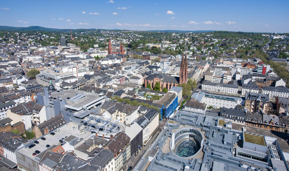 Zum Beispiel in der hessischen Landeshauptstadt. Der Durchschnittswert für die Gehaltszufriedenheit bei Mitarbeitern liegt in Wiesbaden bei 3,48. Dafür gibt es Platz 9.