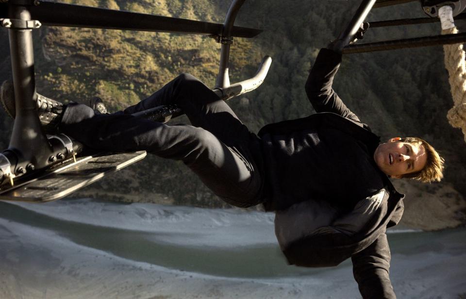 Tom Cruise ist bekannt dafür, die meisten seiner Stunts selbst auszuführen. Auch wenn's mal wehtut: Bei den Dreharbeiten zu "Mission: Impossible - Fallout" (2018) brach er sich den Knöchel - und drehte die Szene trotzdem zu Ende. (Bild: 2018 Universal Pictures)