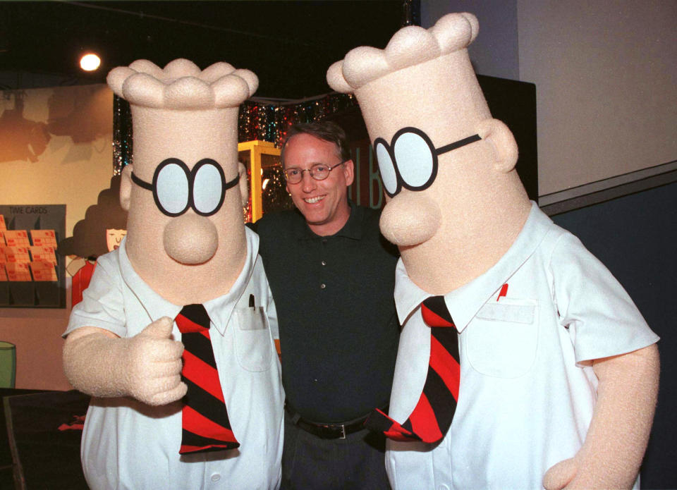 Scott Adams zwischen zwei Riesenfiguren seiner beliebten Comicfigur Dilbert. (Bild: Reuters)