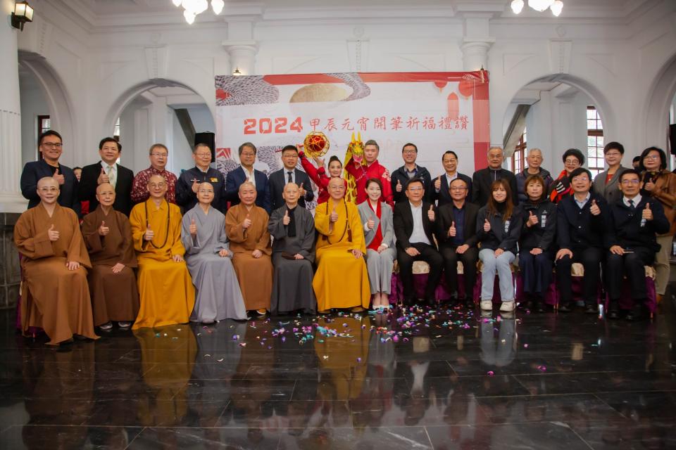 新竹市佛教會舉辦「2024年甲辰元宵祥龍獻福開筆祈福禮讚」大合照。（圖/記者林照東翻攝）