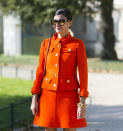 <p>Diese Dame versucht den herannahenden Herbst offenbar mit Farbenfreude zu begegnen: Vogue-Redakteurin Giovanna Battaglia Engelbert zeigte sich in Paris kürzlich mit einem Twinset in knalligem Orange. (Bild: REX/ Shutterstock)</p>