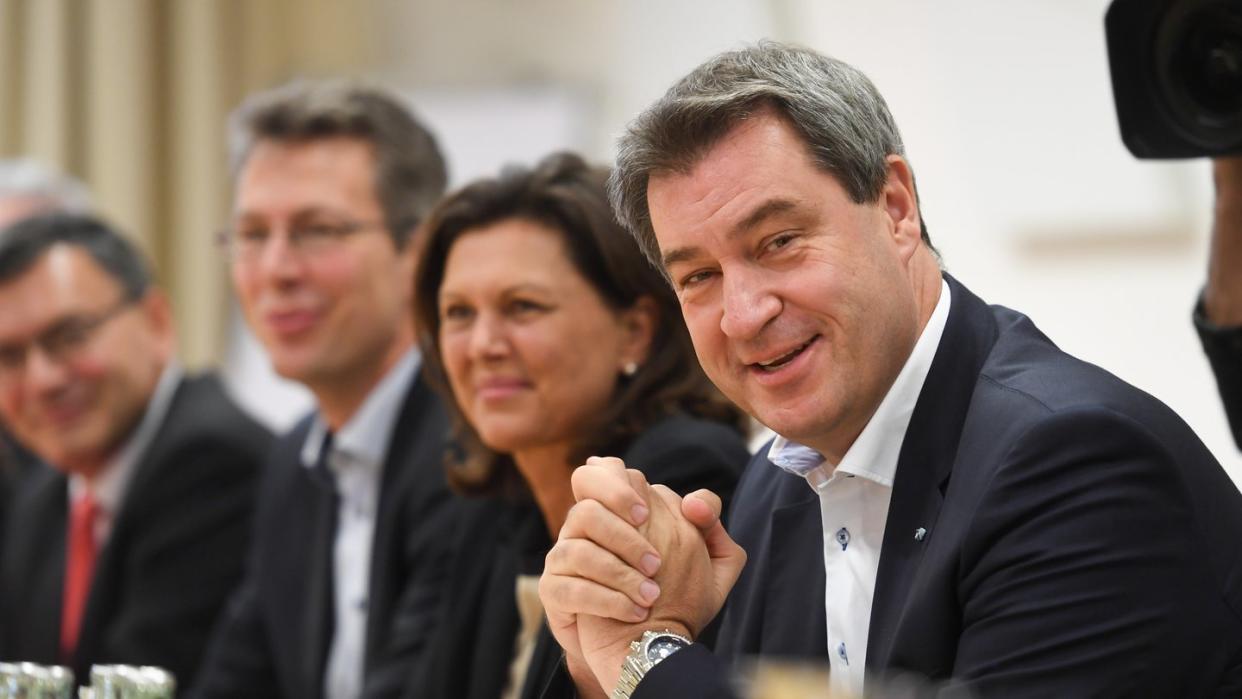 Bayerns Ministerpräsident Markus Söder (r) beim Auftakt der Koalitionsverhandlungen mit den Freien Wählern in München. Foto: Tobias Hase