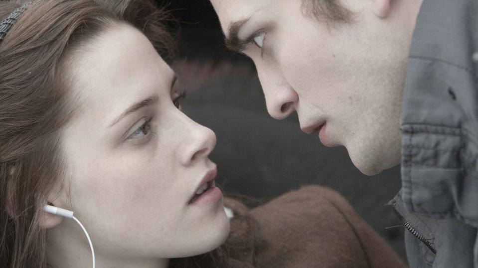 Die Liebesgeschichte von Vampir Edward (Robert Pattinson) und der sterblichen Bella(Kristen Stewart) bringt es bald zur Serienreife. (Bild: Concorde Filmverleih GmbH)